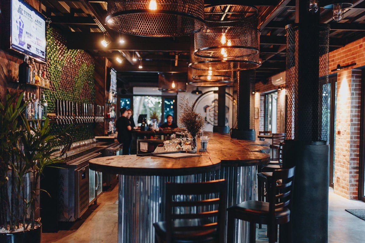 Located in an ideal spot next to West Lake, Turtle Lake Brewing Company offers spacious facilities